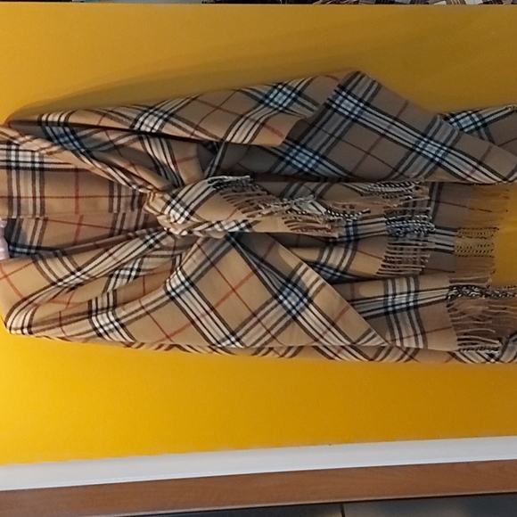 Long Cape/Poncho/Wrap - Picture 4 of 6